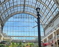 女性が札幌テレビ塔内の窓際で微笑んでいる写真の画像