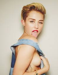 Miley Cyrus: cheia de atitude (Foto: Reprodução ). Língua à mostra: check. Sex appeal: check. Miley Cyrus manteve a mesma ousadia e atitude que marcaram ... - miley_cyrus_you_magazine_