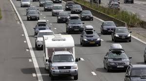 Des centaines de kilomètres de bouchons : forte affluence sur la route en direction de la Côte