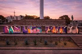 Arte urbano transforma letras monumentales de SLP capital