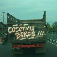 Hasil gambar untuk tulisan lucu di bak truk