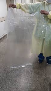 Coronavírus: Funcionários do Hospital Tide Setúbal usam capa de chuva e protestam contra falta de equipamentos de proteção