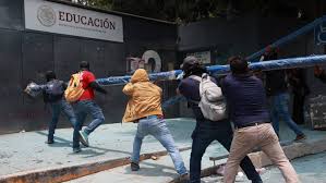 Maestros y manifestantes causan destrozos en la Secretaría de Educación Pública en México