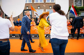 Koning herbeleeft zijn Elfstedentocht van 1986 tijdens ‘Keningsdei’ in Dokkum
