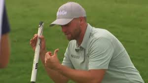 Clark gets bloody nose on No. 5, sinks birdie putt moments later