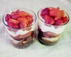 Erdbeeren mit Amarettini und Mascarpone - Quark - Creme