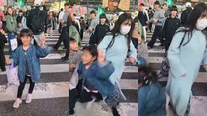 VÍDEO de criança sendo empurrada por mulher em rua de Tóquio causa indignação