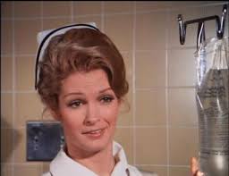 Molli Benson als Nurse Gail Brown. Deidre Hall als Nurse Sally Lewis