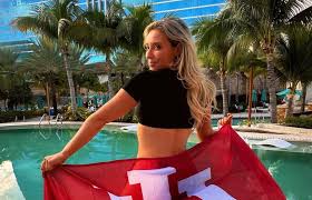 Sideline Reporter’s Pregame Pool Photo Sends Fans Into A Frenzy