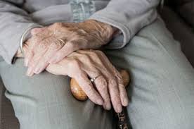 Especialista pide visibilizar el suicidio de ancianos vinculado con la soledad