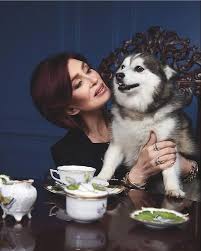Sharon Osbourne compartió en sus redes sociales la noticia de que su querido perro Elvis, de 14 años de edad, falleció este fin de semana.😔 A diferencia del "fake" de hace unos