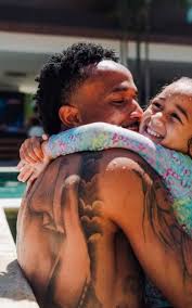 Éder Militão homenageia a filha pelos 4 anos: 'Minha alegria'