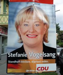 Frau Stefanie Vogelsang von der CDU wirkt auf dem Plakat dezent gestreckt. Man möchte sich nicht so recht mit dem Gedanken anfreunden, dass man ihr die ... - vogelsang-cdu