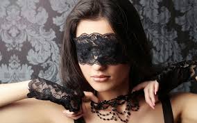 Risultati immagini per RAGAZZA VA CON DUE UOMINI