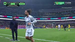 Rodolfo Pizarro sale enfurecido del juego ante América