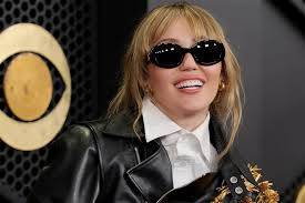 Loira e com franjas, Miley Cyrus revive Hannah Montana