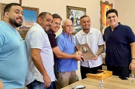 Prefeito Roberto Pessoa recebe Everton Cebolinha para tratar da construção de Centro de Treinamento social em Maracanaú