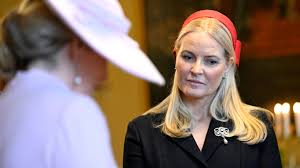 Mette-Marit de Noruega sigue en caída libre: otra fundación le da la espalda mientras pierde legitimidad pública