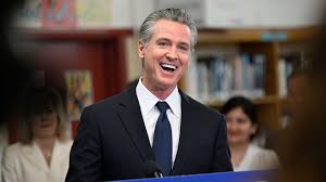 Newsom en el punto de mira: la subida del impuesto California hace que los precios en las gasolineras suban aún más