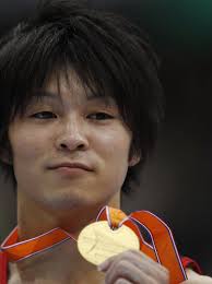 Japonês Kohei Uchimura mostra a medalha de ouro conquistada na final do individual geral. - 101022mundial_roterda_f_024