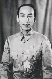 Kwan Tak-hing (关德兴). Kwan was born in Guangzhou, China in 1905. He was the second child in the family. His father died of a disease at a young age. - 5-1(34)