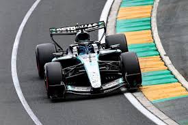 George Russell signe la première pole de la saison 2026 devant Kimi Antonelli et Isack Hadjar, Max Verstappen seulement 20e après un crash