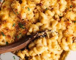 creamy baked macaroni and cheese with golden breadcrumb topping, AI generated