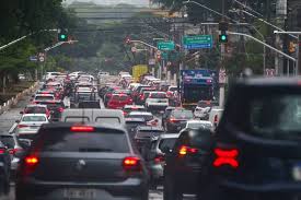 Na saída para o feriado, rodovias de SP acumulam 634 km de lentidão