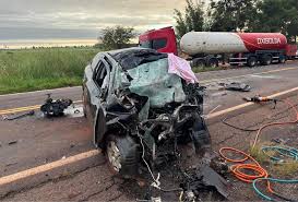 Carro fica destruído e jovem de 24 anos morre após colisão com carreta na BR-376, em MS
