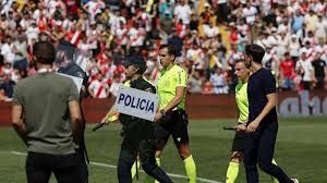 "No hay nadie, salvo su familia, que quiera que al árbitro le vaya bien en un campo de fútbol. Y yo soy un firme defensor del error arbitral en el campo, él no quiere fallar"