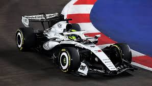 Checo Pérez elogia la moderna fábrica de Cadillac y destaca sus instalaciones para la Fórmula 1