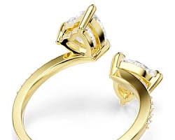 anello Swarovski Mesmera cristalli tagli misti, generata con l'AI