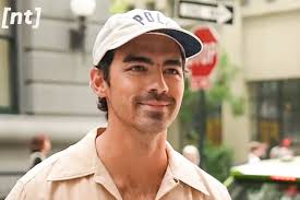 Joe Jonas' Mile High Mishap: He High-Fived WHO?! You Won't Believe It! - Imagen principal del artículo