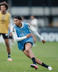 Formado pelo Remo, Rony reencontra ex-clube com o Santos e admite: "É meio estranho"