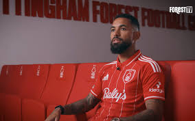 Crias do Vasco, Rayan e Douglas Luiz se enfrentam na Inglaterra amanhã (07)