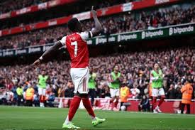 Arsenal go top of Premier League with win over West Ham