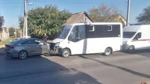 Five ambulances arrive after minibus crash in Volgograd