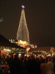 Luca Modolo | Michèle. Gedanken( - weihnachtsmarkt-rathausplatz_-pyramide-mit-stern