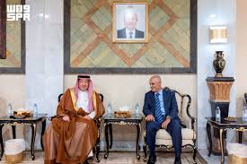 نائب وزير الخارجية السعودي يقدّم العزاء في وفاة الرئيس اليمني السابق هادي بالرياض
