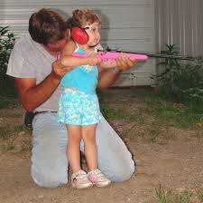 Resultado de imagen de niños con armas de juguetes