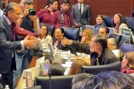 Pelean pevemista y Noroña por playera de 'Yo con Rocha'