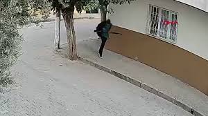 VÍDEO: Huye tras herir a 8 personas en un tiroteo en Turquía