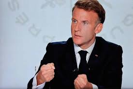 Emmanuel Macron engage des « moyens militaires » face aux crises internationales et à la flambée des prix des carburants — Le Monde.fr