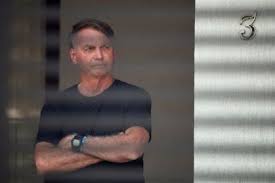 Após alta, Bolsonaro coloca tornozeleira e passa a cumprir domiciliar