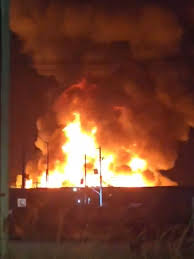 ¡Infierno al norte de la ciudad!: Mega incendio de tarimas a 100 metros de Bodega Aurrerá amenaza con alcanzar gasolinera 👉 Policiaca