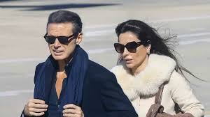 Así es la exclusiva villa donde se alojaron Luis Miguel y Paloma Cuevas en Granada: con acceso directo a las pistas de esquí de Sierra Nevada, vistas panorámicas y construida con madera natural