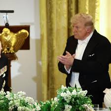 Rei Charles III diz que, se não fosse pela Inglaterra, EUA falariam francês; Macron comenta