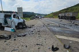 Motorista morre em acidente entre ambulância e carreta na BR-116