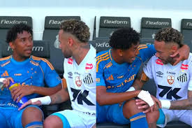 Neymar dá conselho para volante do Cruzeiro após discussão em vitória do Santos