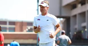 Ole Miss: La defensa sorprende en el scrimmage previo a la temporada 2025 - Imagen ilustrativa del artículo